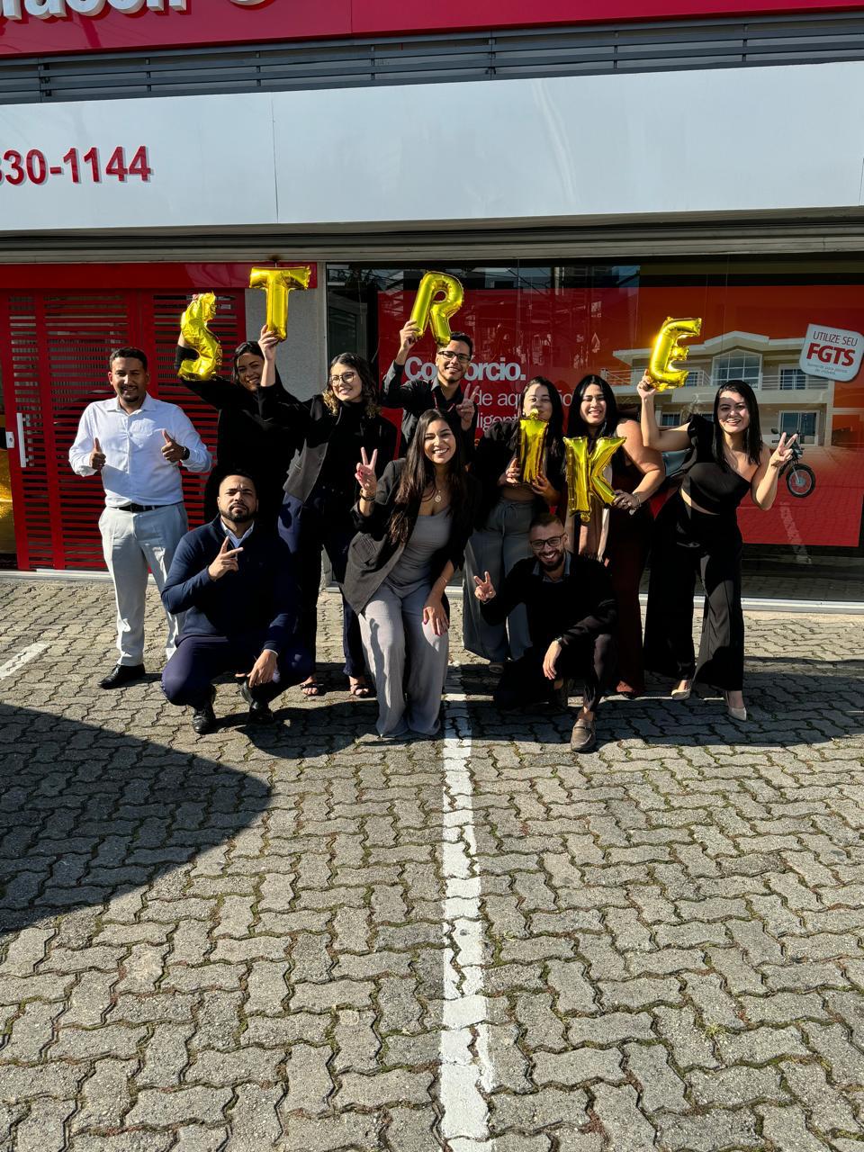 Equipe celebrando resultados