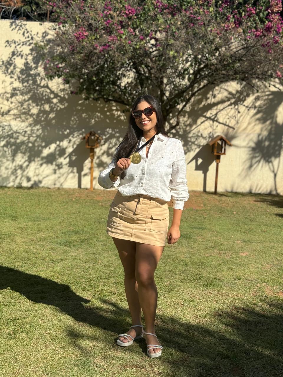 Vitória Gomes com medalha de reconhecimento