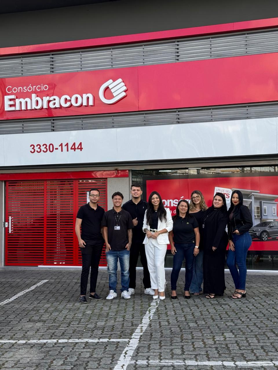 Equipe em frente à unidade Embracon