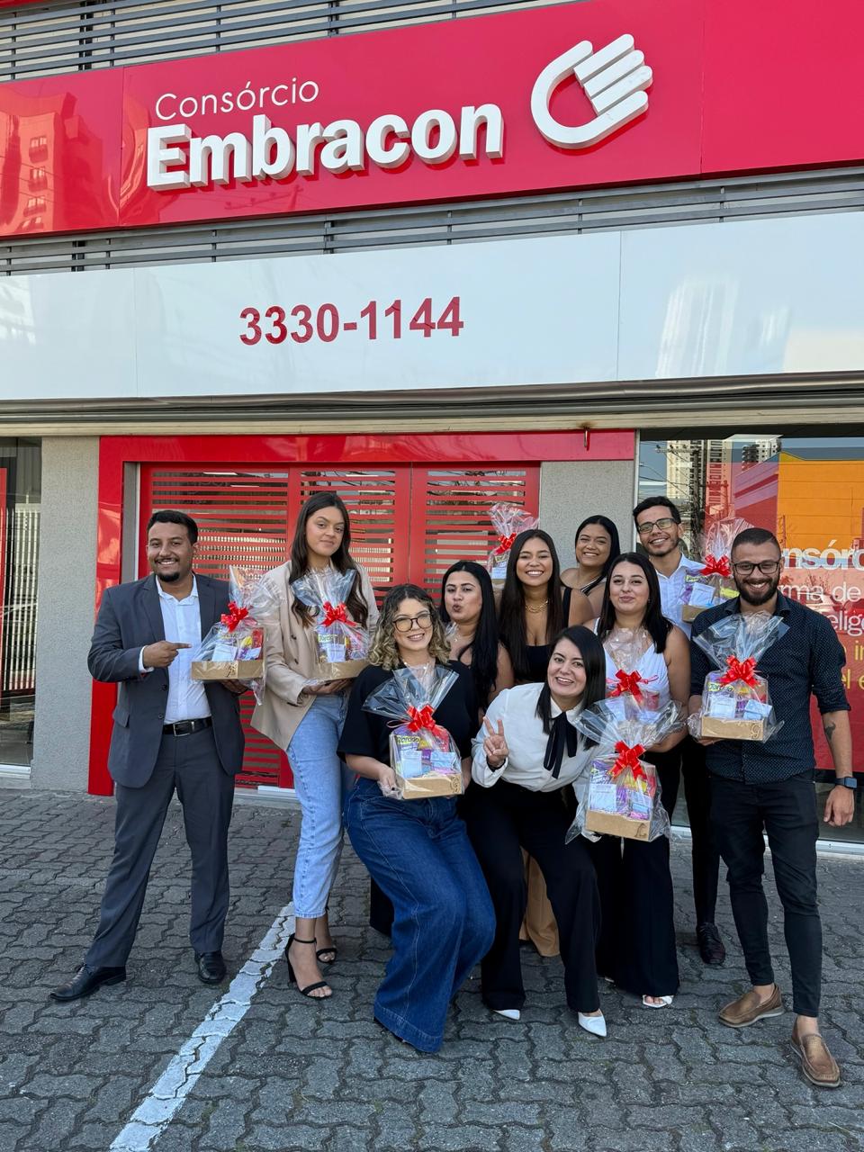 Equipe celebrando conquistas